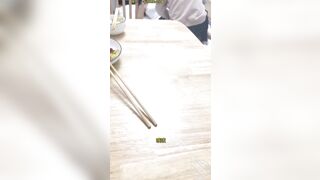 vợ đội nón xanh vẫn đang nấu cơm, ngay trước mặt chồng trực tiếp bước vào bếp