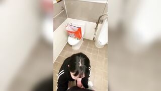 Chưa kịp đi đái anh họ đã bắt bú cu trong toilet