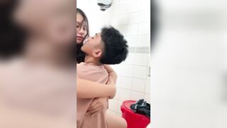 Sang nhà em gái 17 tuổi chơi anh họ thấy ko ai ở nhà liền lôi em vào toilet bú địt.