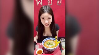 Sao dượng nói chở con đi ăn mà lại chở vô đây vậy