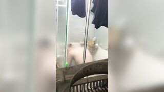 Quay lén bạn chị gái tắm run vcl nứng điên