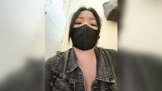 Gái dâm chubby vú to lồn múp thủ dâm trong nhà vệ sinh thấy cả phòng bên đang đái p1