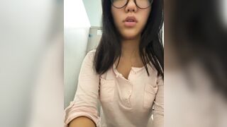 Em sinh viên xinh nhét toy vào lồn thủ dâm trong giảng đường