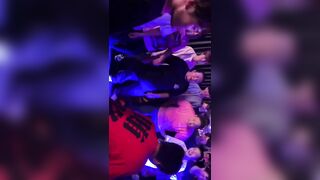 Idol đi giao lưu vén cả quần lót cho xem thì fan chả cứng hết cả chim lên :3