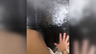 Hai em rau dâm vào nhà vệ sinh thủ dâm móc lồn phụt nước đầy mặt dâm đãng