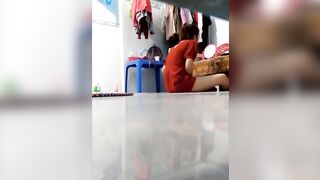 Chốn dưới tủ nhìn chị họ thủ dâm