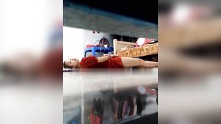 Chốn dưới tủ nhìn chị họ thủ dâm