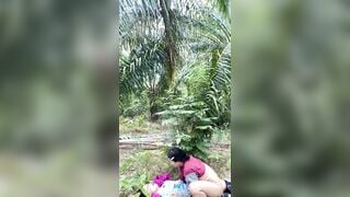 RỦ BÀ CHỊ CÔNG NHÂN PULIC NGOẠI TÌNH NGOÀI VƯỜN CÂY