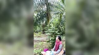 RỦ BÀ CHỊ CÔNG NHÂN PULIC NGOẠI TÌNH NGOÀI VƯỜN CÂY