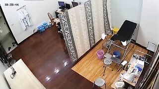 Ba là bác sĩ đụ luôn bệnh nhân tại phòng khám