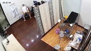 Ba là bác sĩ đụ luôn bệnh nhân tại phòng khám