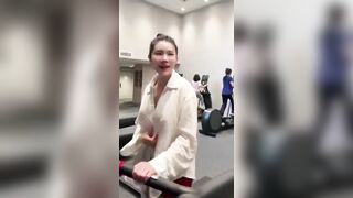 Đi tập gym nhìn trai nứng quá em show hàng luôn