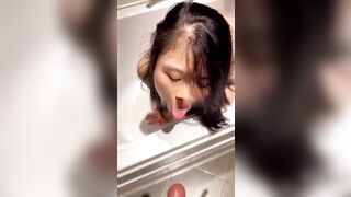 Bắt chị họ há miệng đái vô khi chị đi tắm