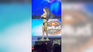 Em gái xinh nhảy khỏa thân trong club cực hot