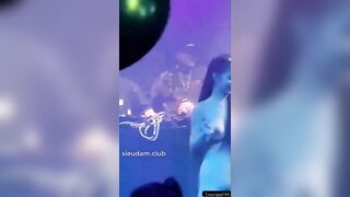 Em gái xinh nhảy khỏa thân trong club cực hot