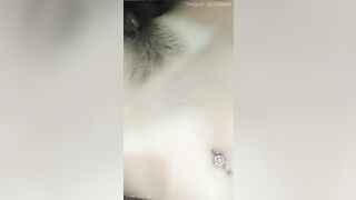 Vuốt vuốt cho anh nứng để địt