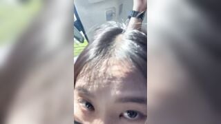 Gái xinh bú cu trên oto