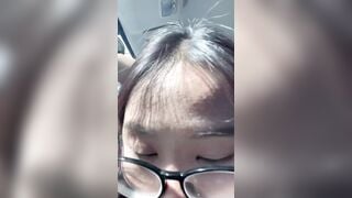 Gái xinh bú cu trên oto