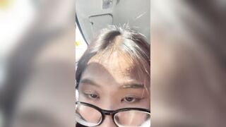 Gái xinh bú cu trên oto