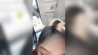 Gái xinh bú cu trên oto