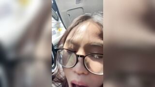 Gái xinh bú cu trên oto