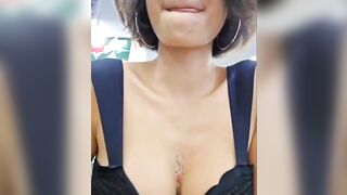 Gái xinh live  thủ dâm trong trung tâm thương mại