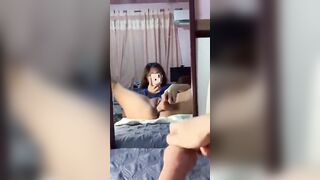 Nhìn mình thủ dâm trước gương mà lồn em gái chảy nước trắng