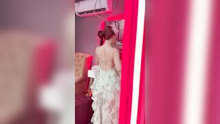 Em mẫu ảnh thay quần áo vú to tròn mông to