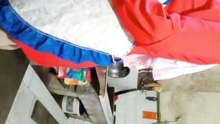 Cháu họ gạ gẫm đụ dì út tại bếp vì nó biết chồng dì đi làm xa lâu chưa về.