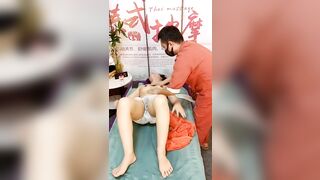Massage kích dục xoa vú cho e nứng rồi đè ra đụ em luôn trg quán