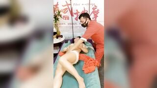 Massage kích dục xoa vú cho e nứng rồi đè ra đụ em luôn trg quán
