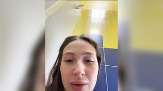 Hai em rau vào nhà vệ sinh nam thủ dâm thì bị người lạ nhìn thấy gạ địt luôn phần 1
