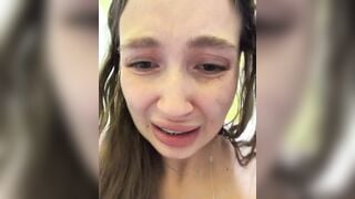Hai em rau vào nhà vệ sinh nam thủ dâm thì bị người lạ nhìn thấy gạ địt luôn phần 2