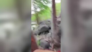Dượng nói dắt con đi suối chơi mà đè đụ con vậy đó