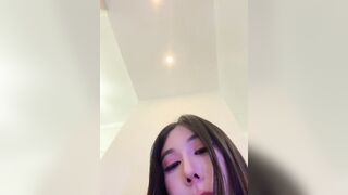 Dùng toy thủ dâm lỗ lồn lỗ đít phụt nước dâm đãng