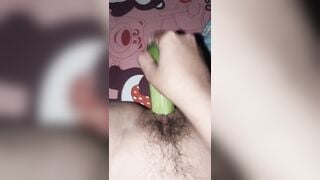 Học về nứng mượn tạm dưa leo của mẹ dùng đỡ