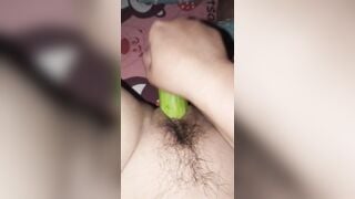 Học về nứng mượn tạm dưa leo của mẹ dùng đỡ