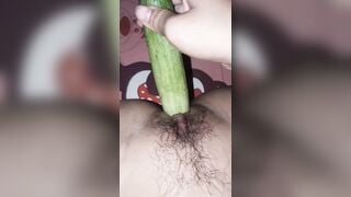 Học về nứng mượn tạm dưa leo của mẹ dùng đỡ
