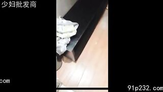 2thanh niên rủ nhau vào ks thuê 1 phòng để đổi 2e ghệ xinh cho nhau chơi thử cảm giác