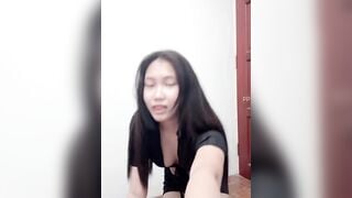 Em gái Malaysia thủ dâm với cái đuôi được nhét vào