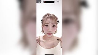 Video call với nhà báo xinh đẹp