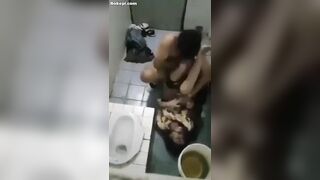 Hơi say tí em gái 17 tuổi bị anh họ đè đụ trong toilet cố phản kháng vẫn bị đụ.