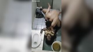 Hơi say tí em gái 17 tuổi bị anh họ đè đụ trong toilet cố phản kháng vẫn bị đụ.