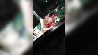 Quay lén nhỏ bạn thân trong lúc đợi nó trang điểm