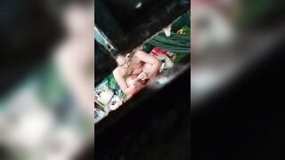 Quay lén nhỏ bạn thân trong lúc đợi nó trang điểm