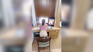 Chị họ vô phòng mở máy tính thù dâm xem sex