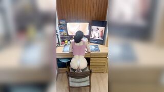 Chị họ vô phòng mở máy tính thù dâm xem sex