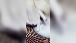 Bé gái mới lớn  bị bạn học dụ show hàng