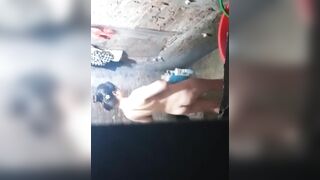 Hoàng quay vd em gái tắm