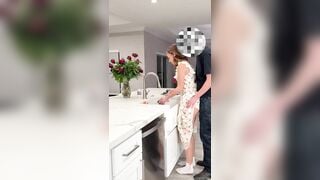Đứng đằng sau sờ lồn gạ đụ e vợ xinh dâm mình dây đg rửa bát bắn tinh đầy mặt e tê cu